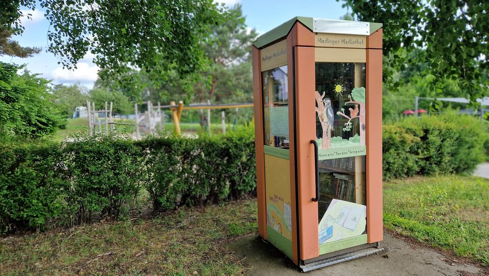 Alte Telefonzelle zum Büchertauschen