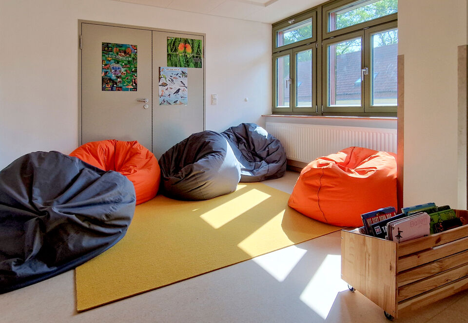 Sitzecke vor Fenster mit Sitzkissen