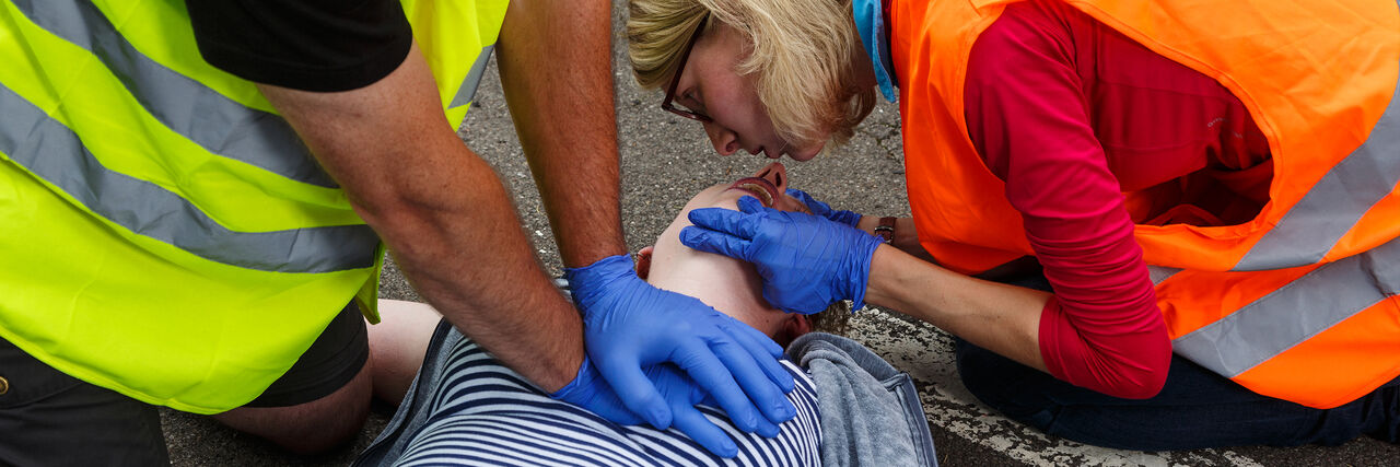 Zwei Ersthelfer reanimieren einen Patienten