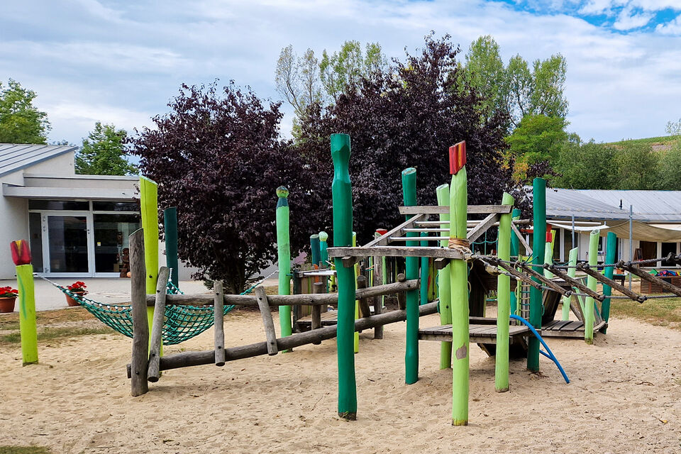 Klettergerät im Außenbereich der DRK Kita Knirpsenland