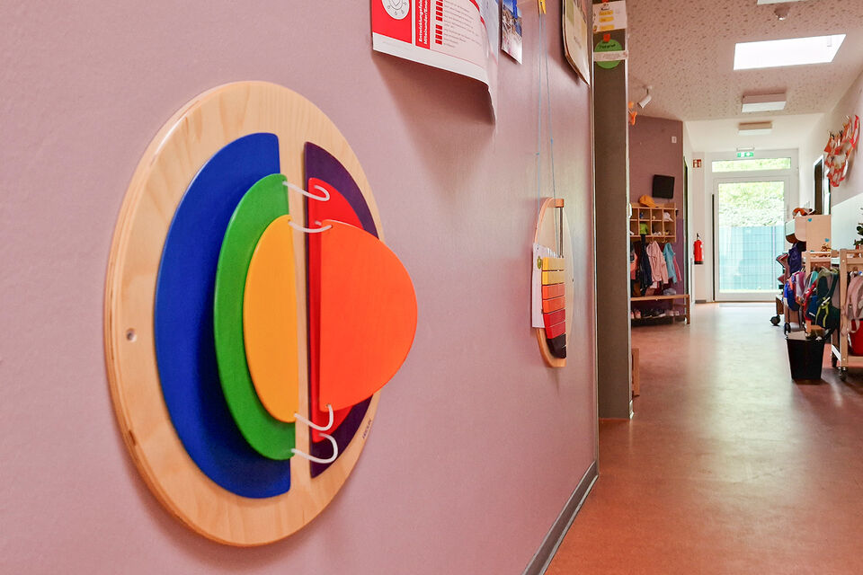 Innenbereich mit Spiel- und Farbelementen