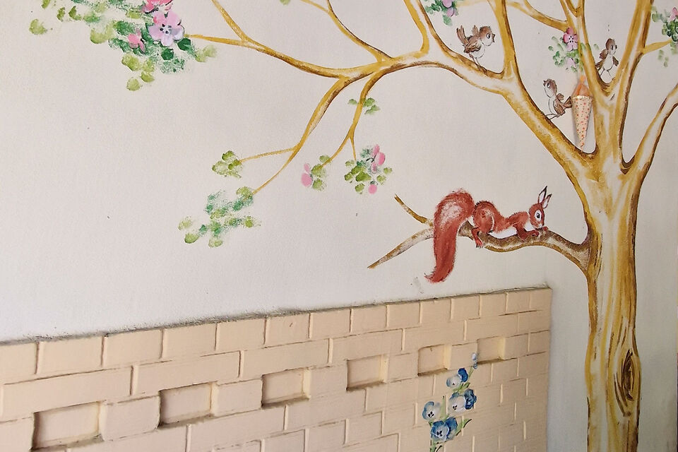 Wandgemälde mit Baum und Eichhörnchen