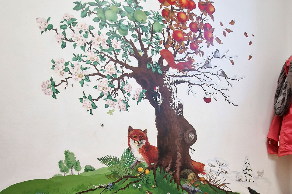Wandgemälde mit blühendem Baum und Fuchs
